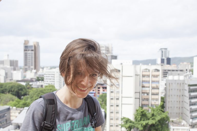 Fotografia che ritrae Silvia Bencivelli sorridente
