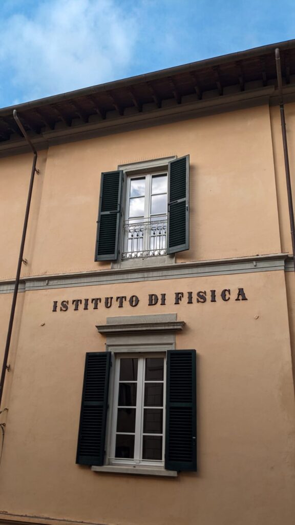 Fotografia a colori della scritta "Istituto di fisica" sulla parete di Palazzo Matteucci.