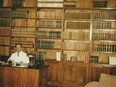Fotografia del 1950 che ritrae Giuseppe Moruzzi nella biblioteca di Via San Zeno.