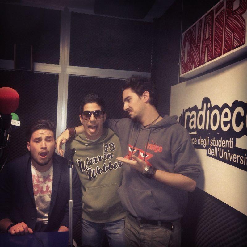 La fotografia ritrae Federico Pecchia da giovane, insieme a due colleghi della Radio universitaria. I tre ragazzi sono ritratti abbracciati, in una posa scherzosa. Alle loro spalle c'è un pannello con scritto "Radioeco, la voce degli studenti dell'Università di Pisa".